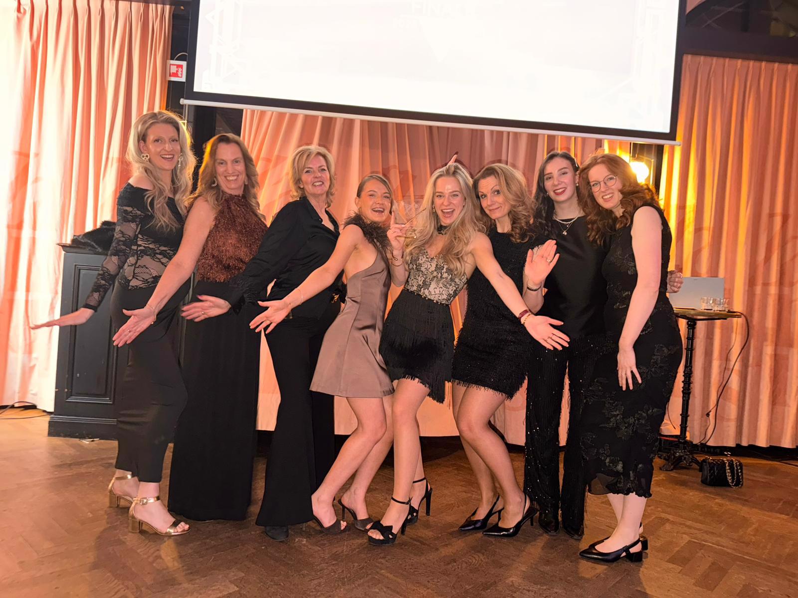 Team van Bruidshuis Diana juicht om het winnen van award Beste Bruidszaak van Nederland 2025/2026